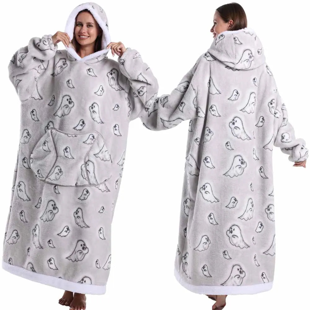 Spooky Snuggle – Hoodie-Decke mit Ärmeln