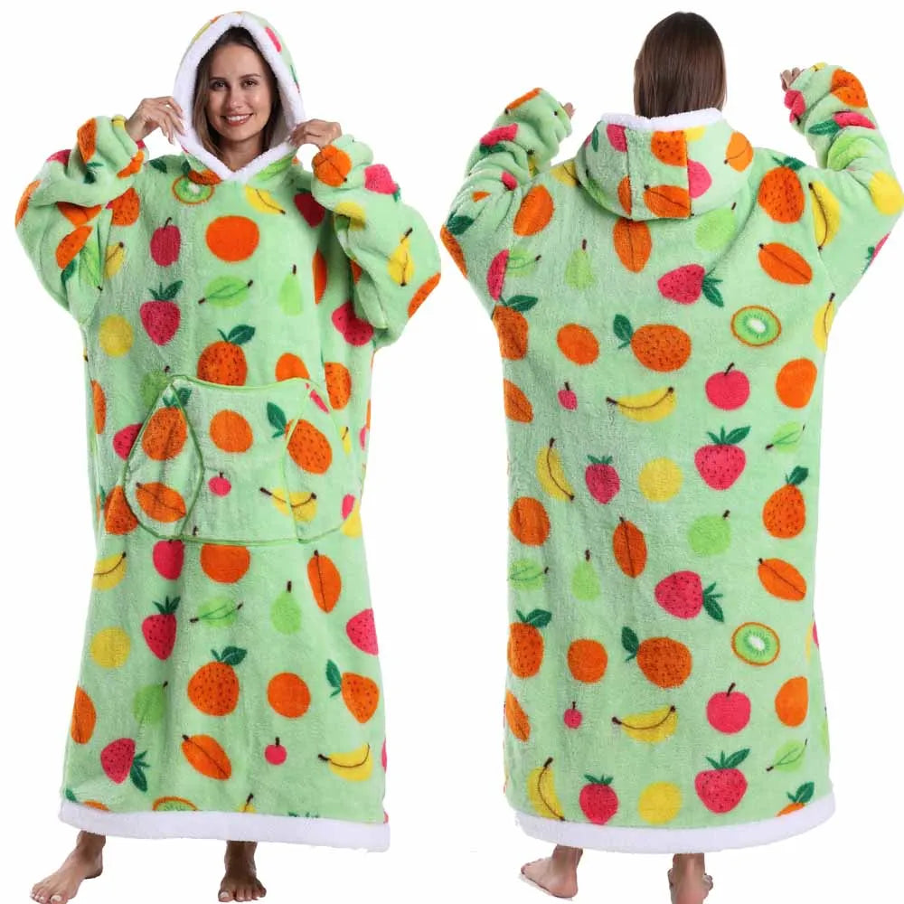 Spooky Snuggle – Hoodie-Decke mit Ärmeln