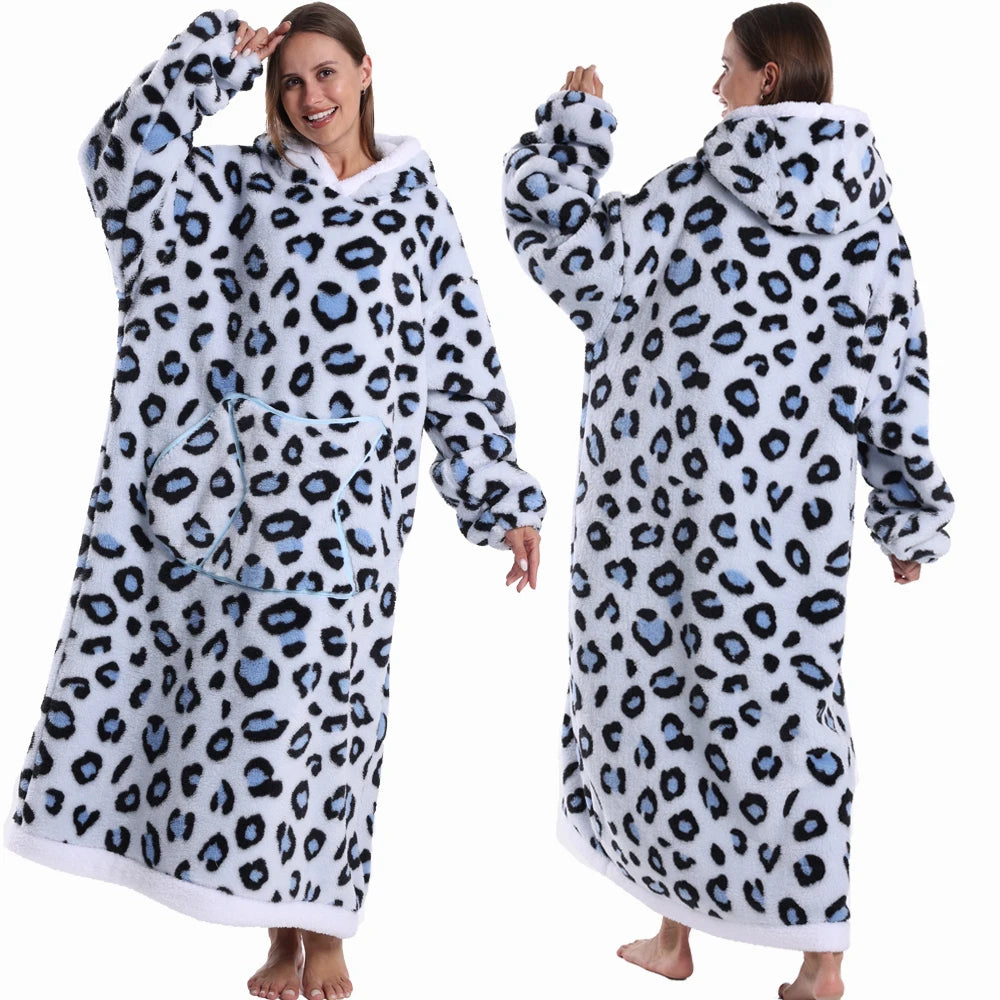 Spooky Snuggle – Hoodie-Decke mit Ärmeln