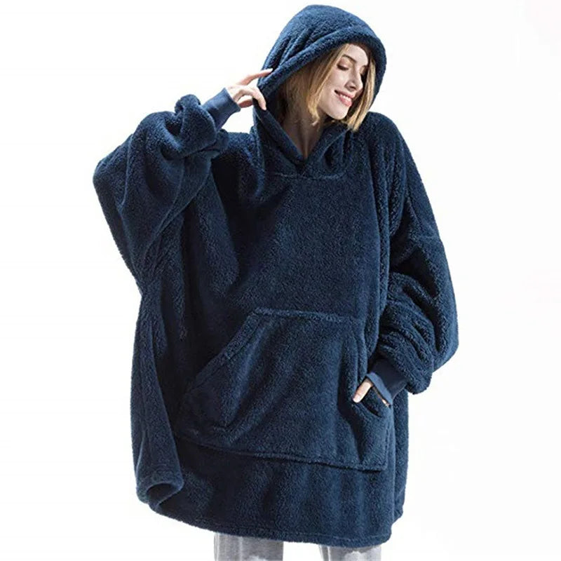 Doppelt eingekuschelt – Wendbare Fleece-Hoodie-Decke