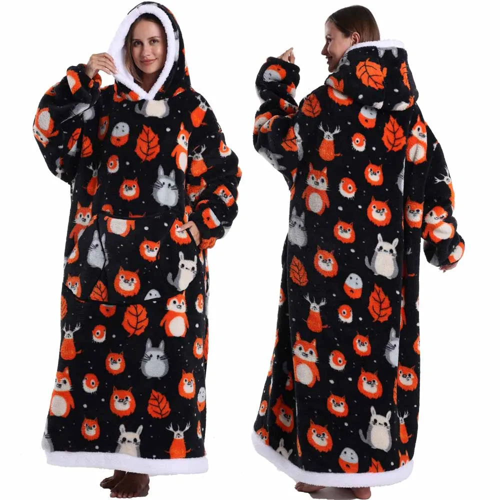 Spooky Snuggle – Hoodie-Decke mit Ärmeln