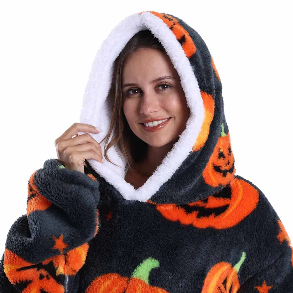 Spooky Snuggle – Hoodie-Decke mit Ärmeln