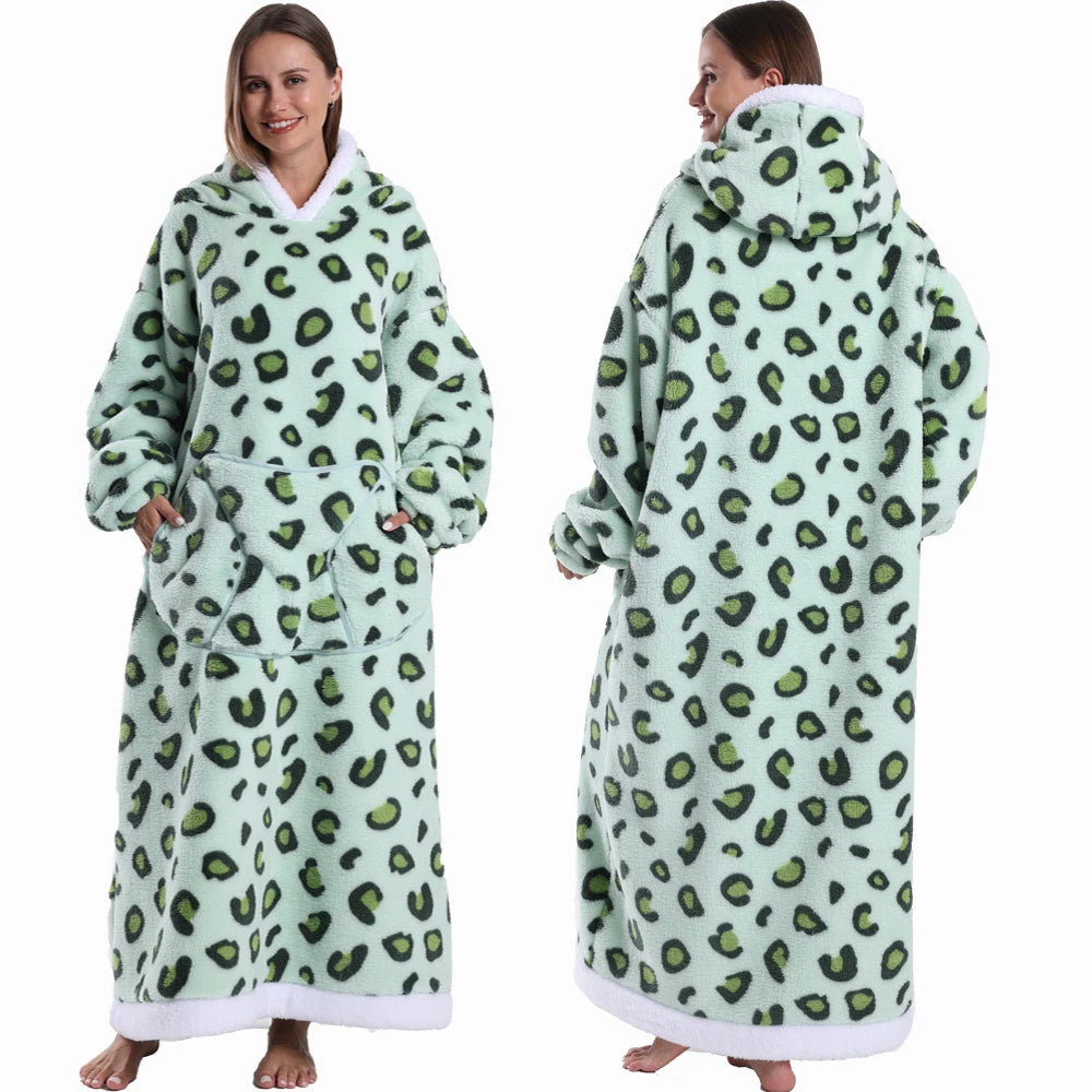 Spooky Snuggle – Hoodie-Decke mit Ärmeln