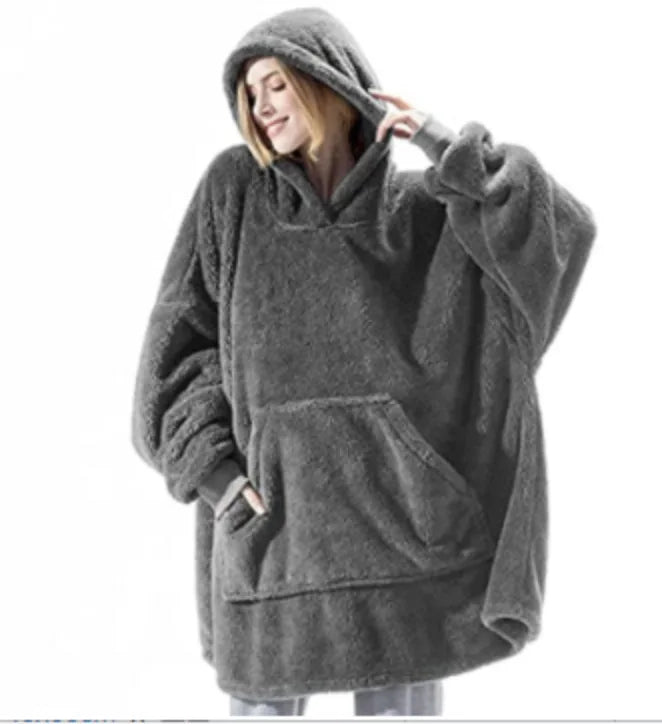 Doppelt eingekuschelt – Wendbare Fleece-Hoodie-Decke