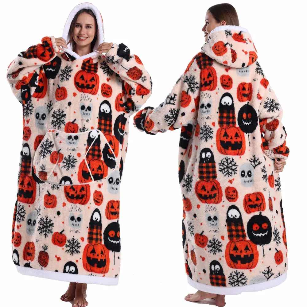 Spooky Snuggle – Hoodie-Decke mit Ärmeln