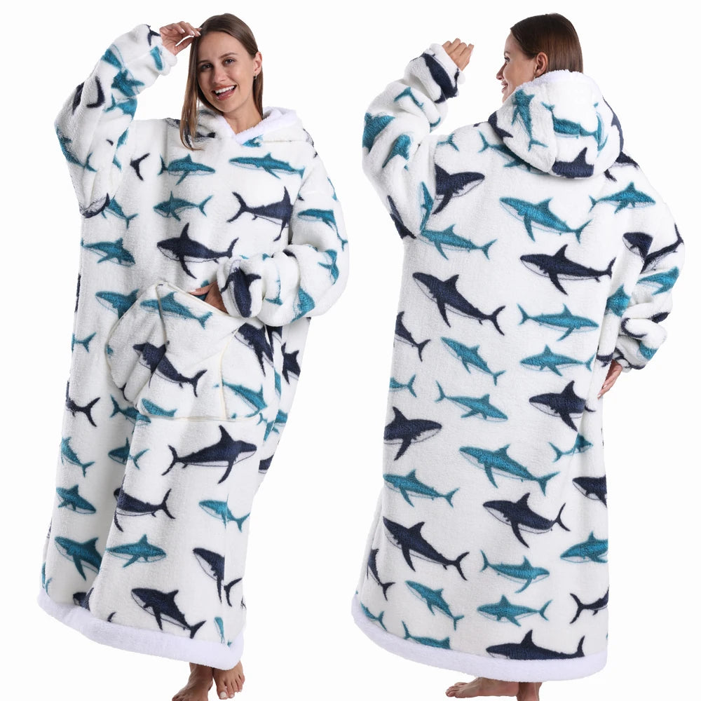 Spooky Snuggle – Hoodie-Decke mit Ärmeln