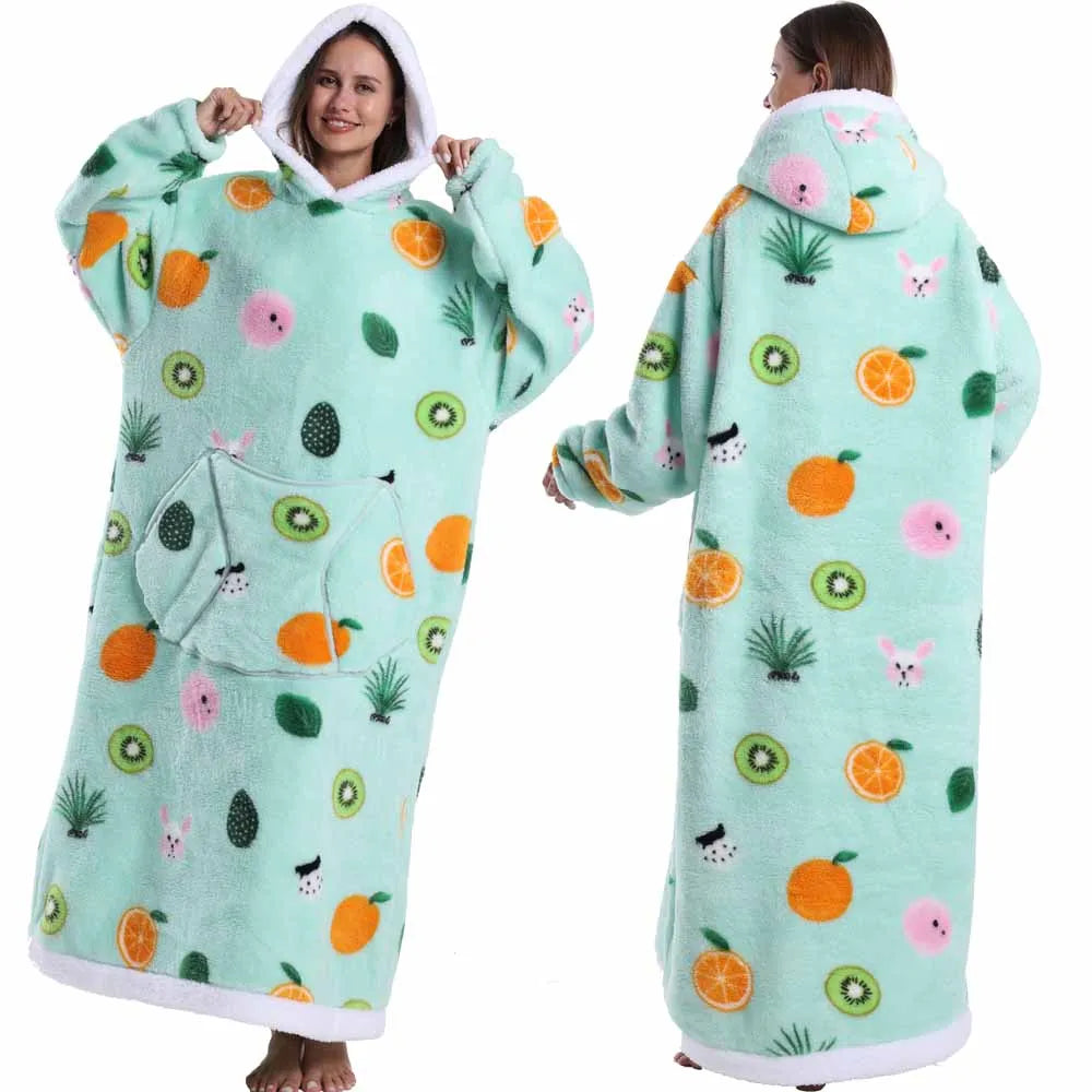 Spooky Snuggle – Hoodie-Decke mit Ärmeln