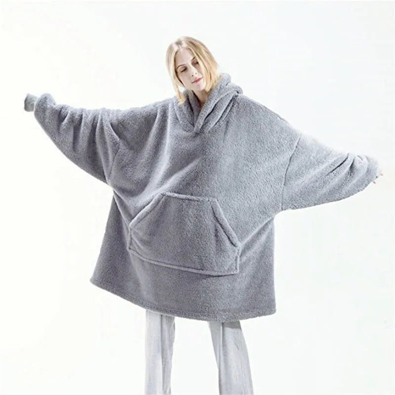 Doppelt eingekuschelt – Wendbare Fleece-Hoodie-Decke