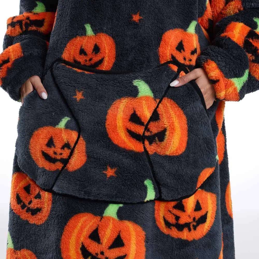 Spooky Snuggle – Hoodie-Decke mit Ärmeln